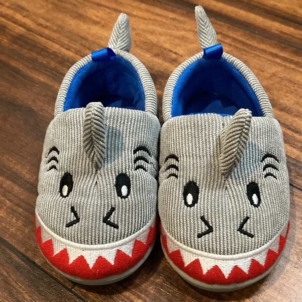 Corduroy Shark Slippers Wonder Nation Size 5 Gray